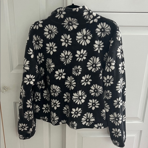 Billabong Black and White Floral Fleece Pullover for Spring and Summer - Picture 4 of 4